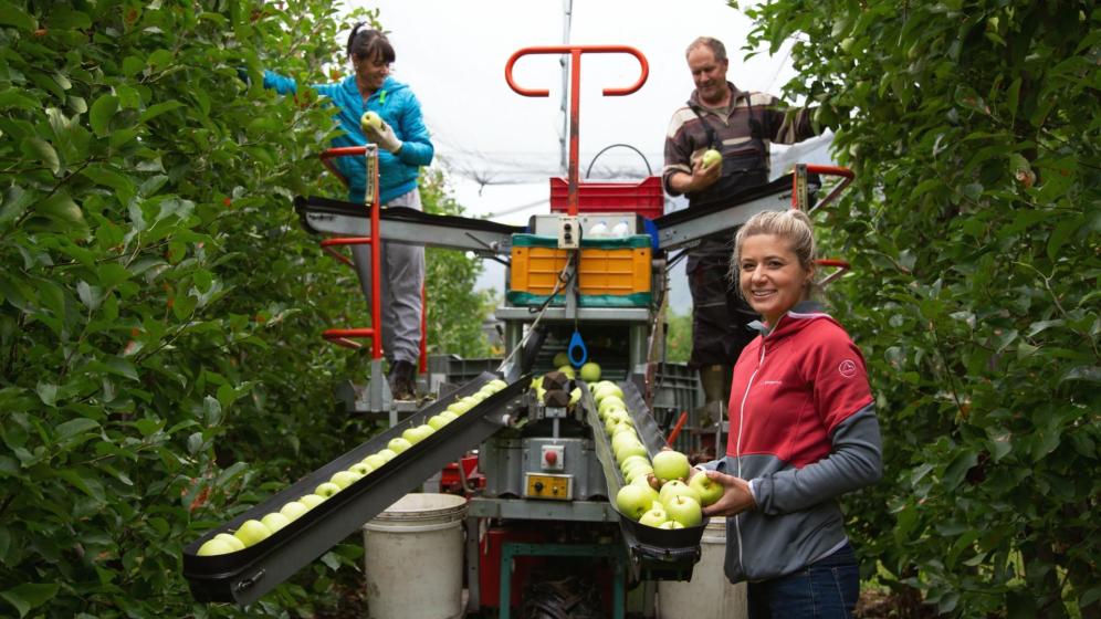 Frutticoltrice Judith Mathà e famiglia