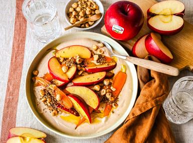 Mela Alto Adige IGP arrostita con carote, crumble speziato e yogurt al miso