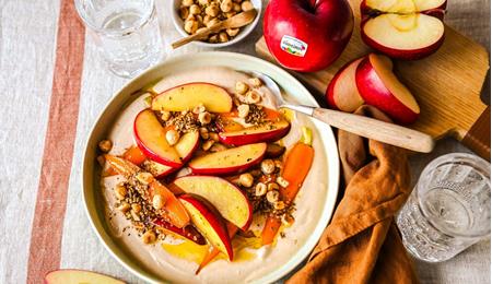 Mela Alto Adige IGP arrostita con carote, crumble speziato e yogurt al miso