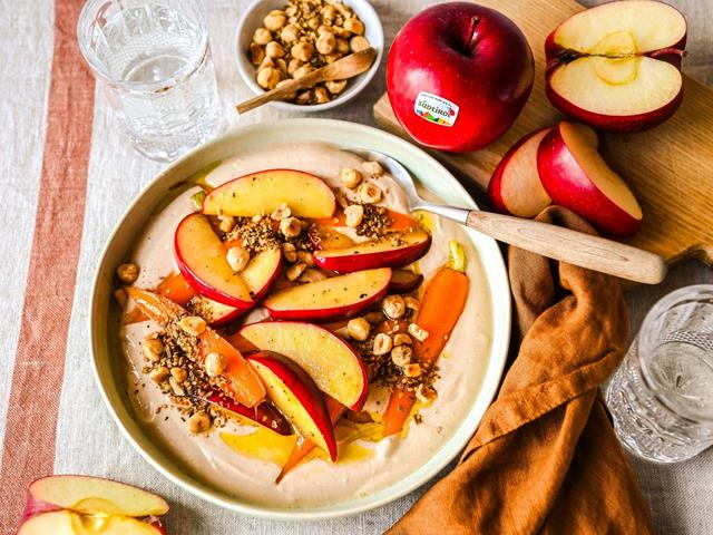 Mela Alto Adige IGP arrostita con carote, crumble speziato e yogurt al miso