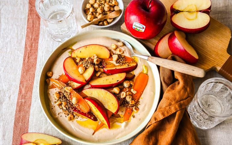 Mela Alto Adige IGP arrostita con carote, crumble speziato e yogurt al miso