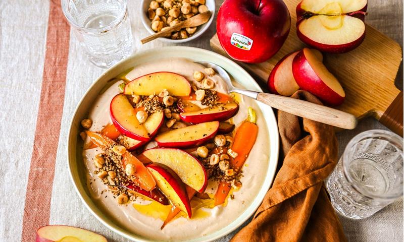 Mela Alto Adige IGP arrostita con carote, crumble speziato e yogurt al miso