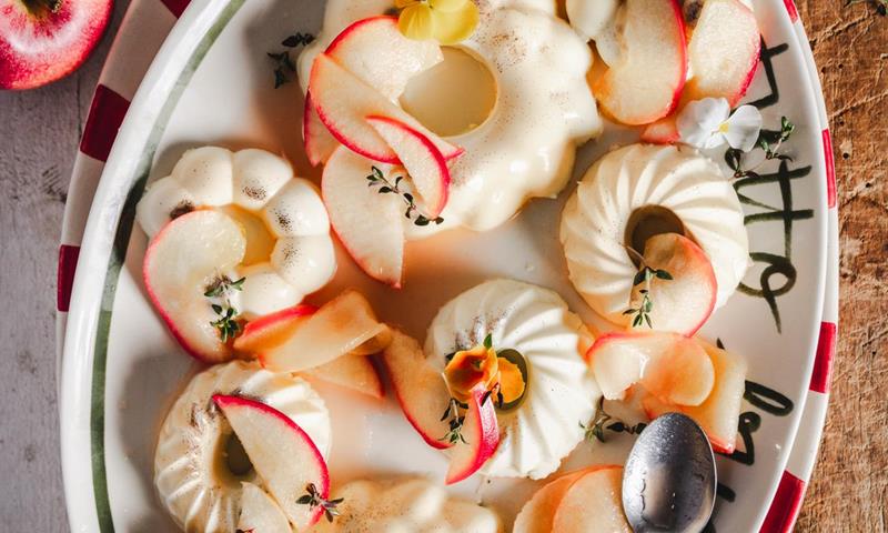 Panna cotta alla vaniglia con mele glassate