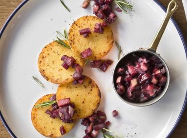 Medaglioni di polenta e formaggio con chutney di mele