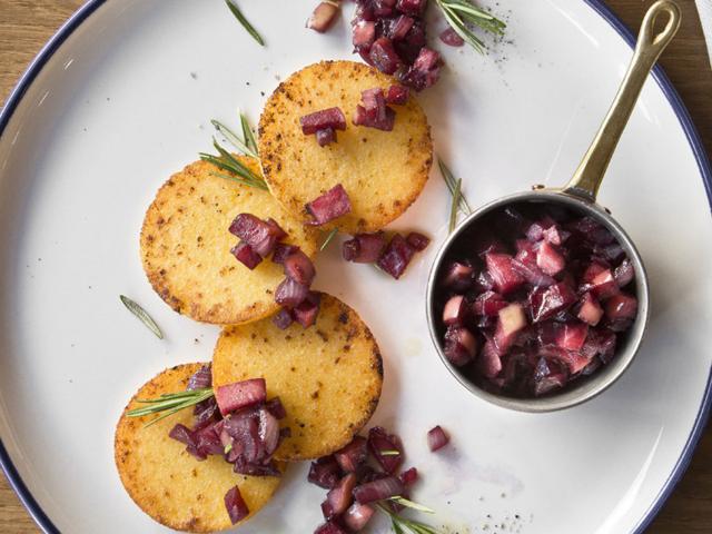 Medaglioni di polenta e formaggio con chutney di mele