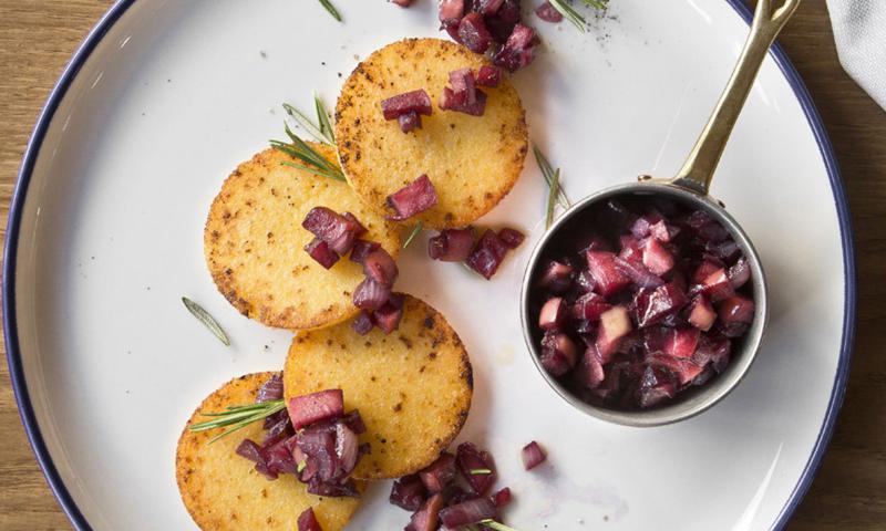 Medaglioni di polenta e formaggio con chutney di mele