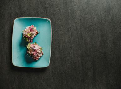 Bruschetta di testina di vitello con pane tradizionale della Val Venosta e mela Granny Smith