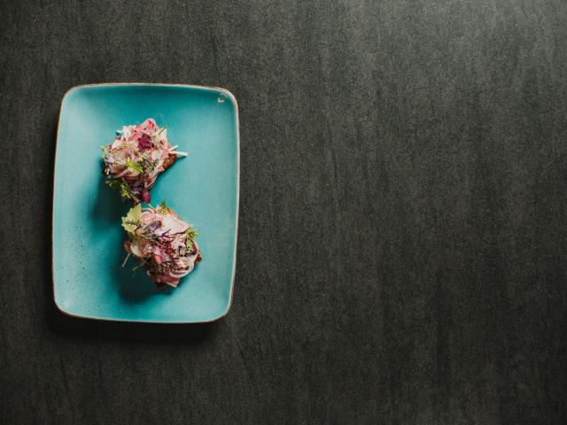 Bruschetta di testina di vitello con pane tradizionale della Val Venosta e mela Granny Smith