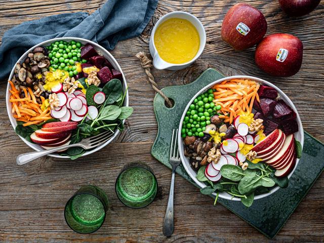 Bowl vegana con mele dell'Alto Adige, barbabietola e dressing alla curcuma