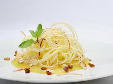 Spaghetti di mele con mousse di mela e miele