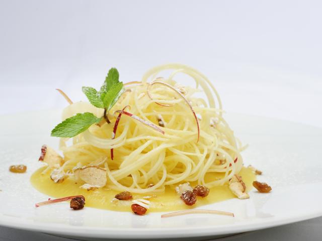 Spaghetti di mele con mousse di mela e miele