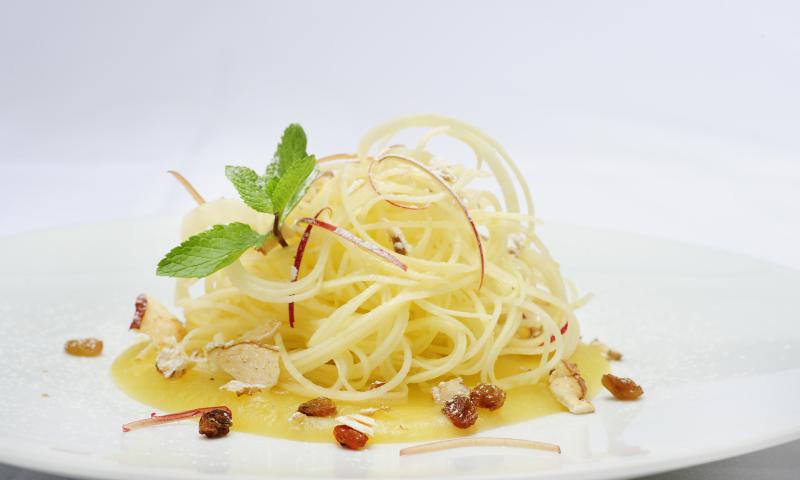 Spaghetti di mele con mousse di mela e miele