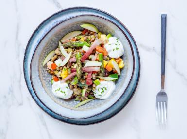 Insalata di cereali e verdure con SPECK, MELE e salsa allo SKYR