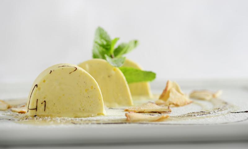 Parfait alla vaniglia con salsa di mele e caramello