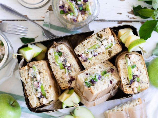 Panini con formaggio, insalata e mela