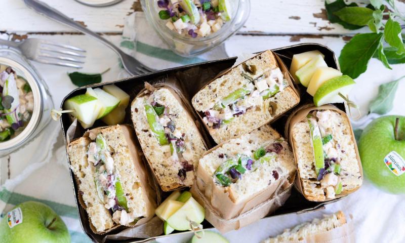 Panini con formaggio, insalata e mela