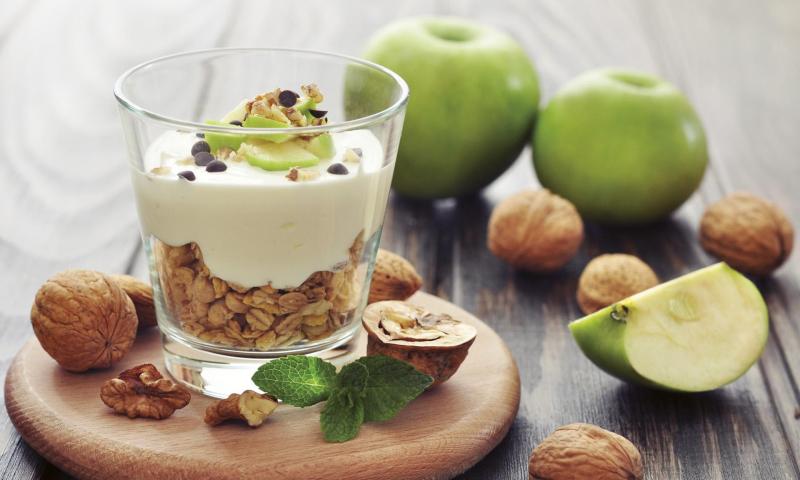 Müsli con yogurt e mousse di mela