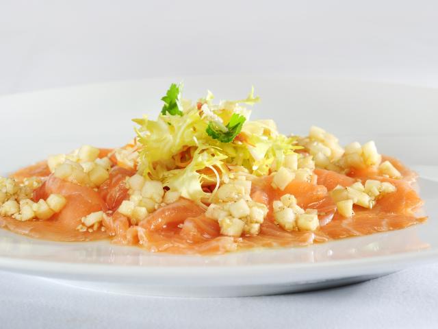 Carpaccio di salmone in marinata di mele e sesamo