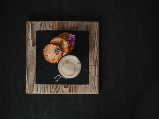 Cappuccino di sedano rapa con raviolo alla mela